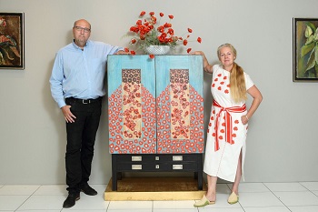 6 Manželé Tomáš a Marie Hejtmánkovi s unikátní skříňkou dekorovanou Minkou Podhajskou foto Arthouse Hejtmánek