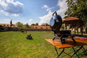 CertousyDvurZahradaGrily