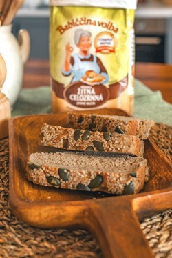 babCelozrnnchleb2026